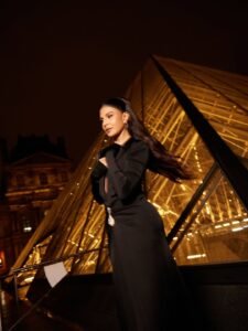 Jacqueline Fernandez Dazzles in Black Deep Neck Gown Photos (3)