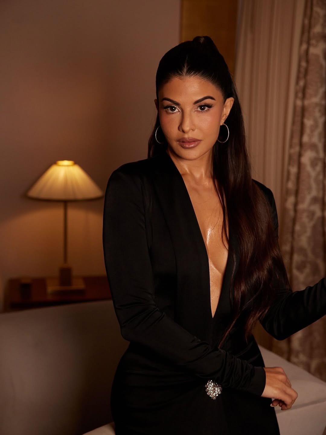 Jacqueline Fernandez Dazzles in Black Deep Neck Gown Photos (4)
