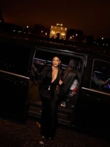 Jacqueline Fernandez Dazzles in Black Deep Neck Gown Photos (5)