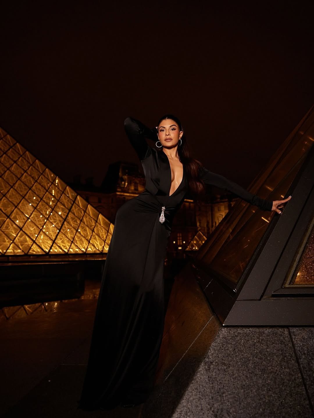 Jacqueline Fernandez Dazzles in Black Deep Neck Gown Photos (7)