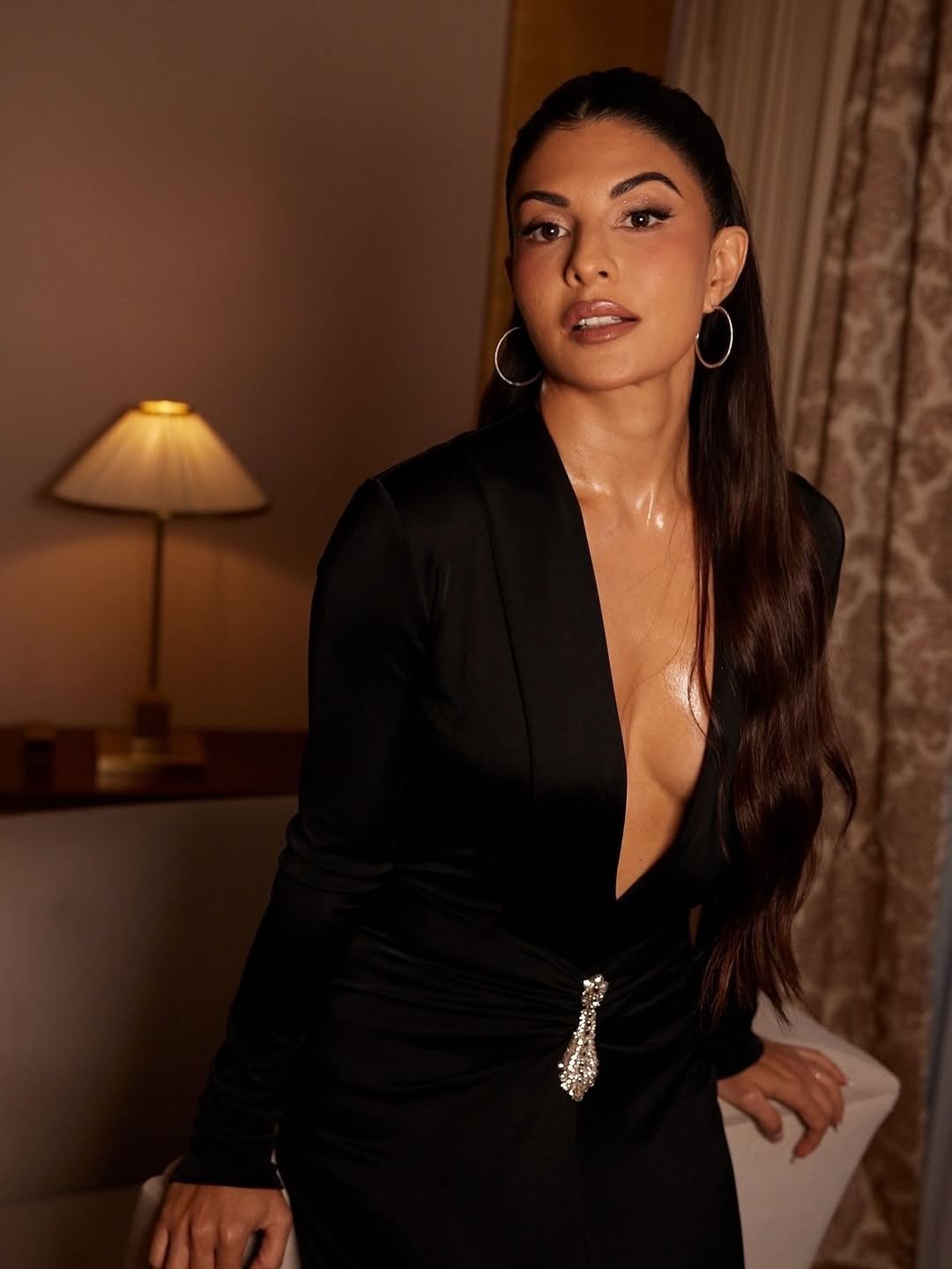 Jacqueline Fernandez Dazzles in Black Deep Neck Gown Photos (9)