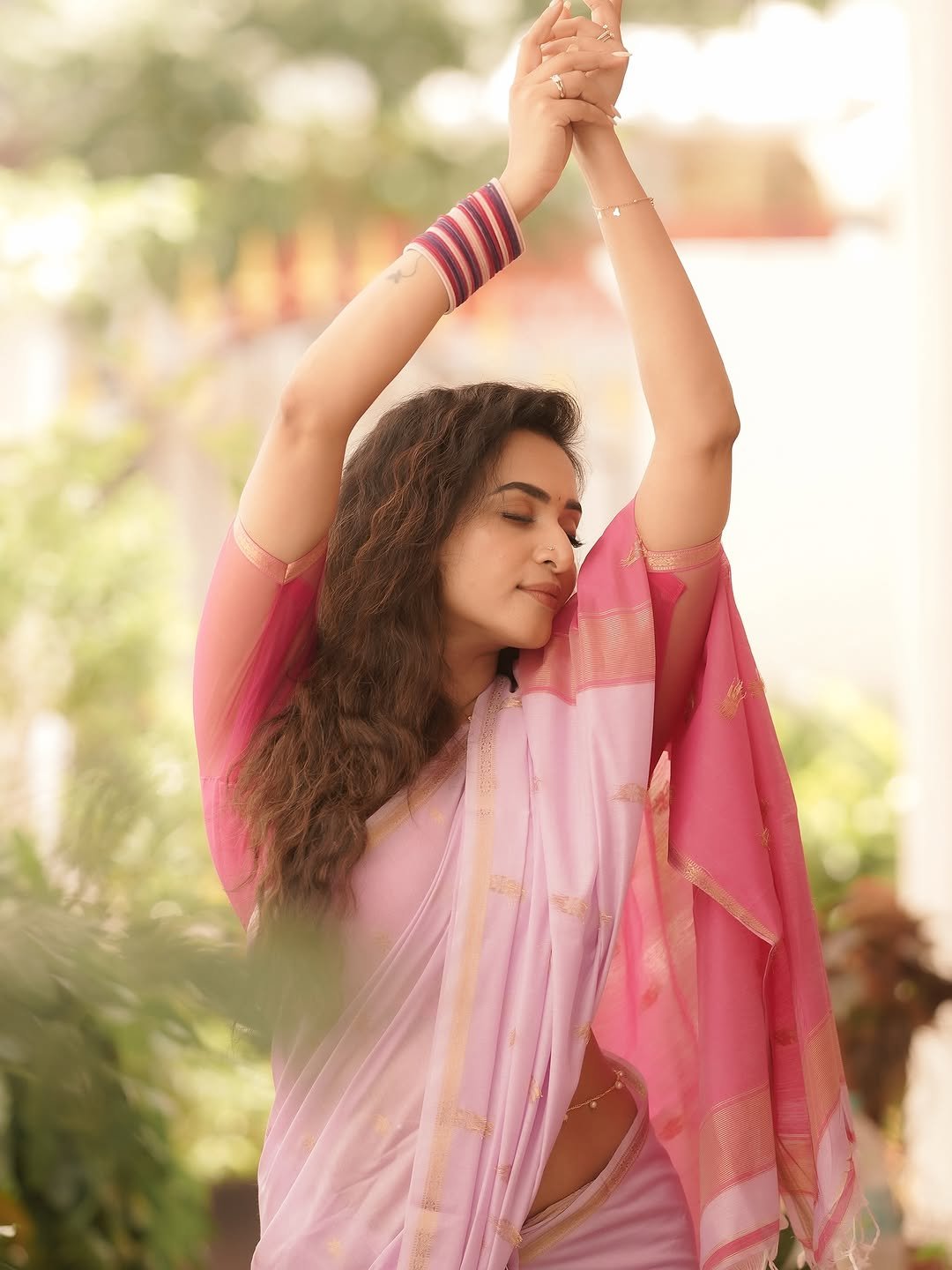 Janani Ashok Kumar Classy in Pink Handloom Saree (12)