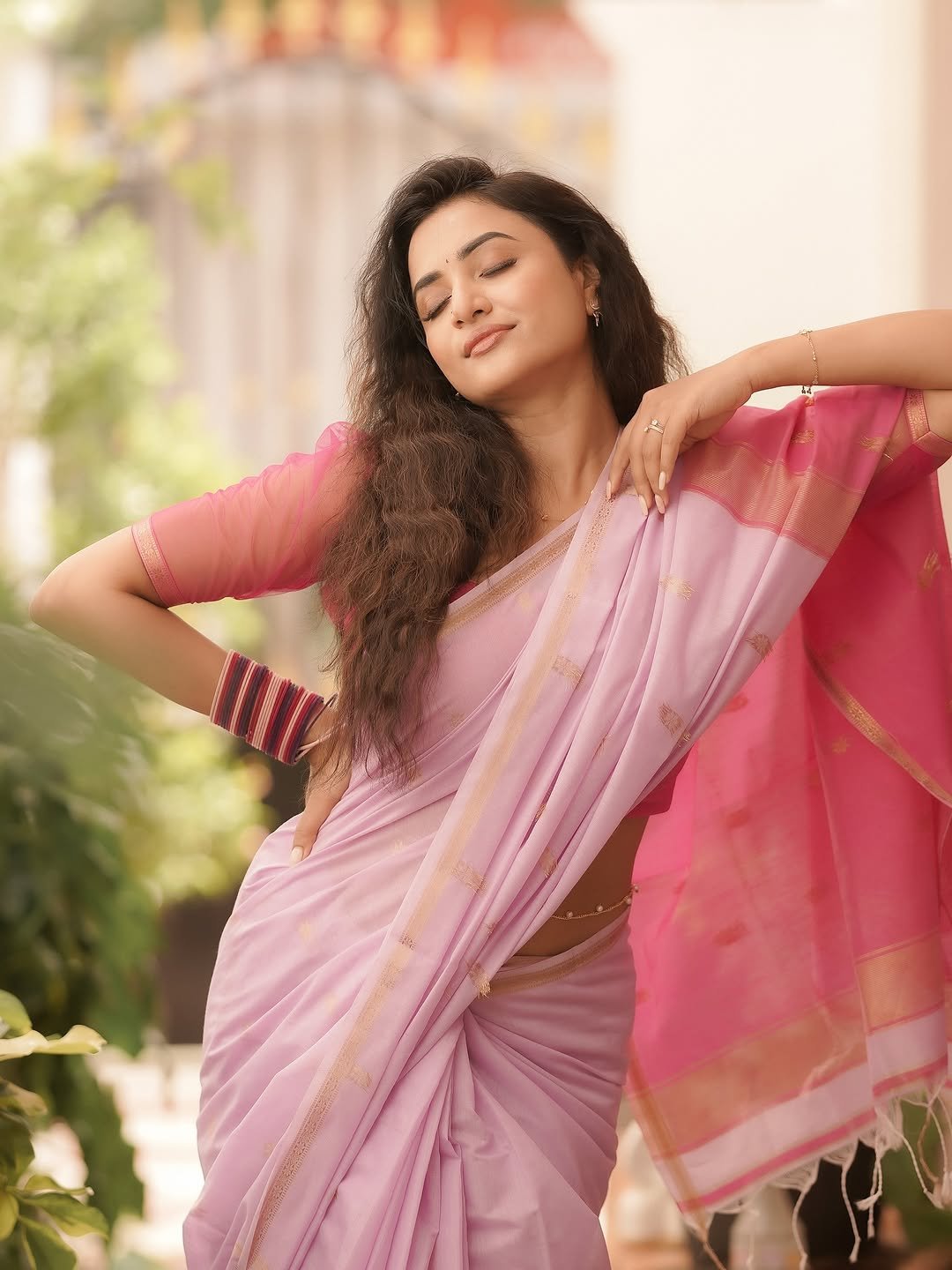 Janani Ashok Kumar Classy in Pink Handloom Saree (15)