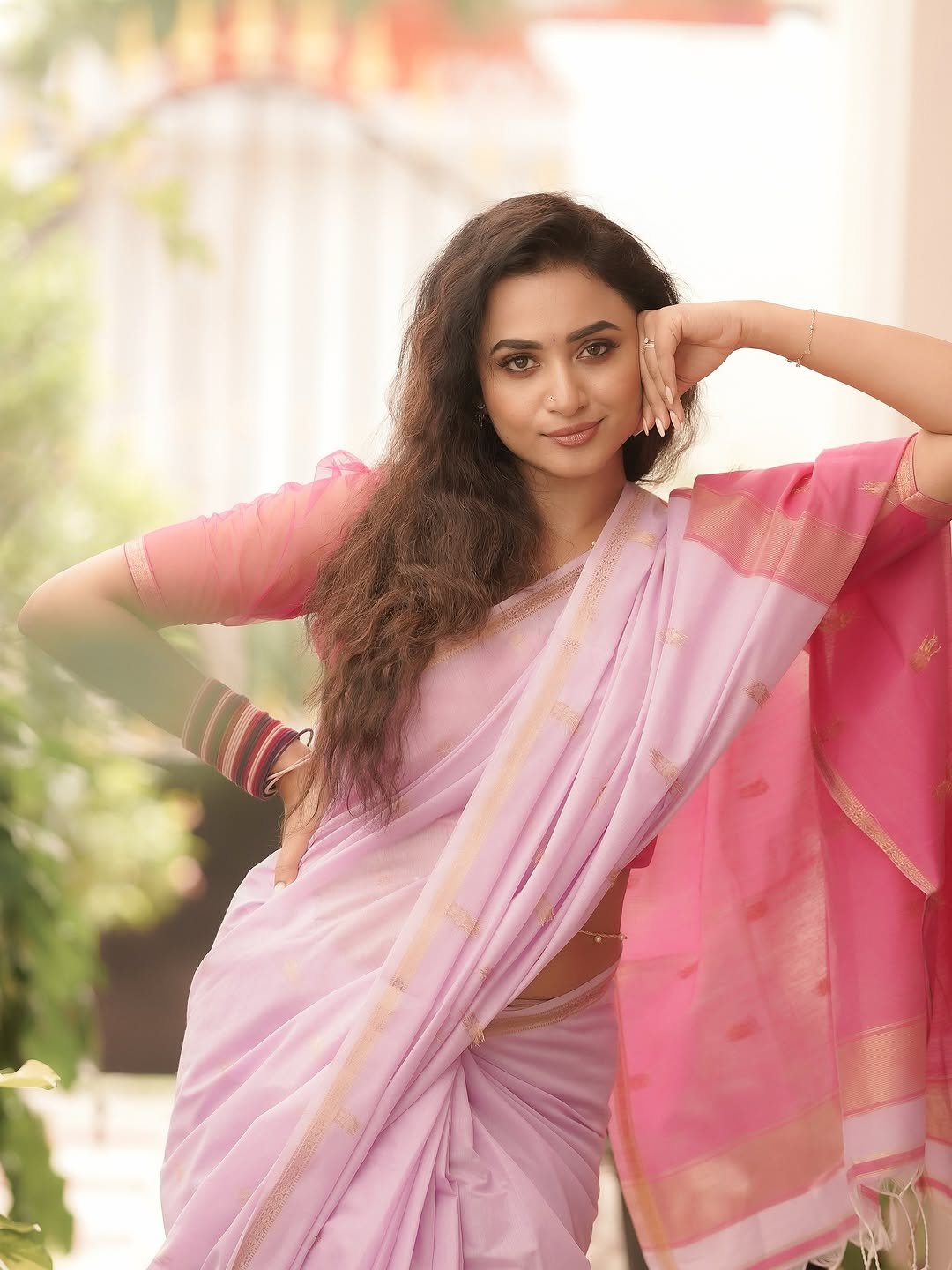 Janani Ashok Kumar Classy in Pink Handloom Saree (2)