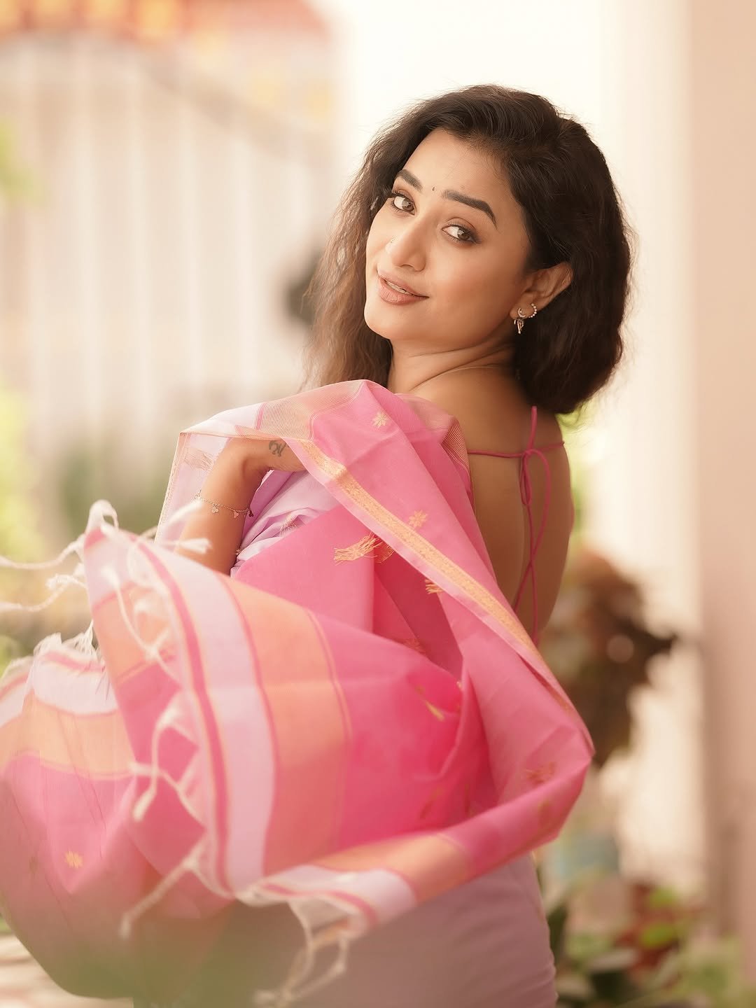 Janani Ashok Kumar Classy in Pink Handloom Saree (4)