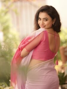 Janani Ashok Kumar Classy in Pink Handloom Saree (5)