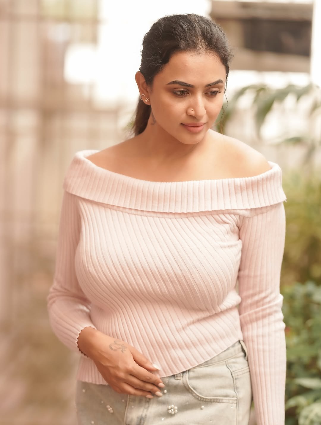 Janani Ashok Kumar in Elegant Off-Shoulder Pink Sweater (11)