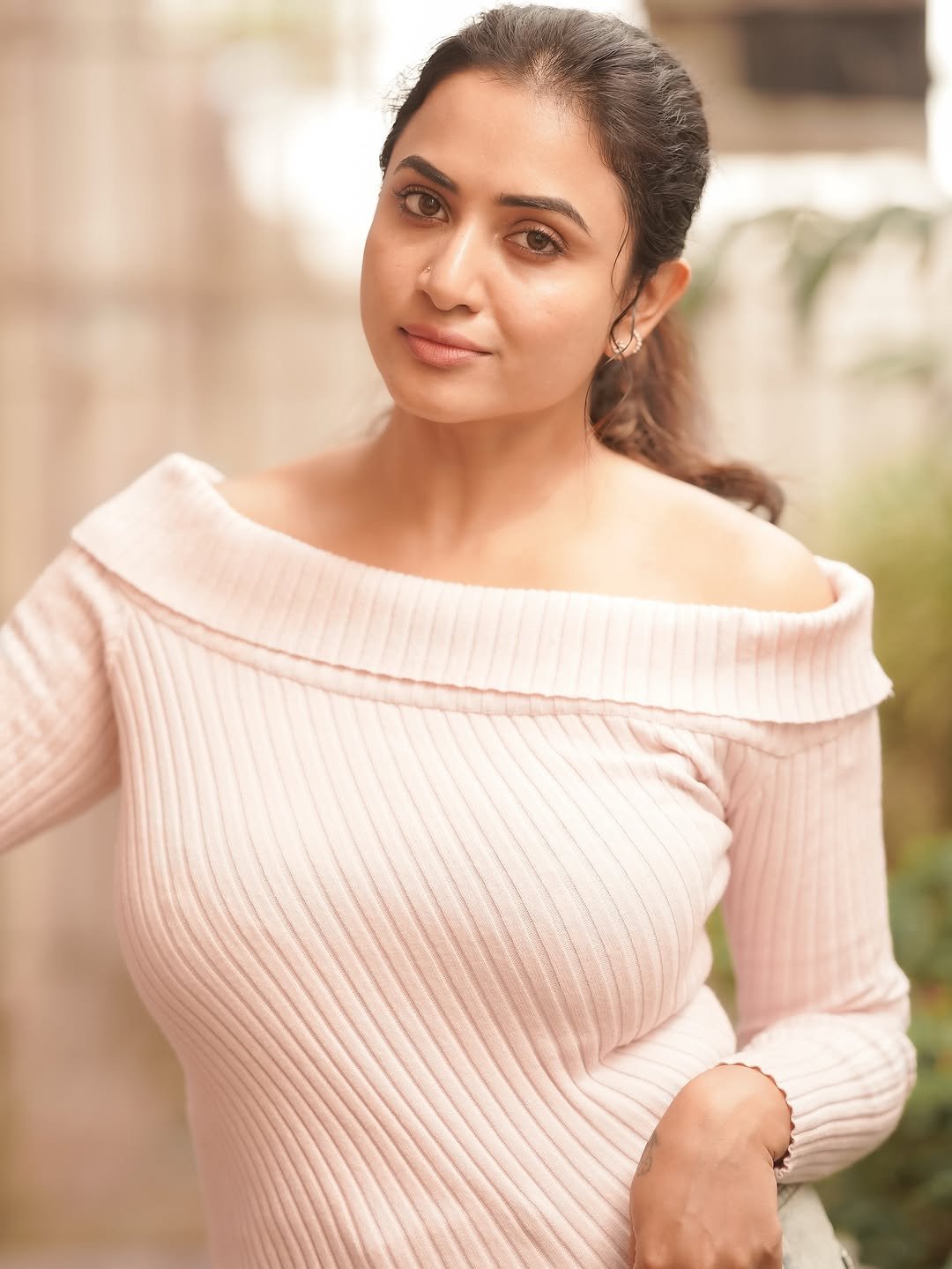 Janani Ashok Kumar in Elegant Off-Shoulder Pink Sweater (3)