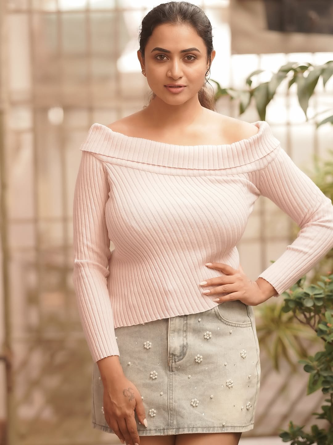 Janani Ashok Kumar in Elegant Off-Shoulder Pink Sweater (7)