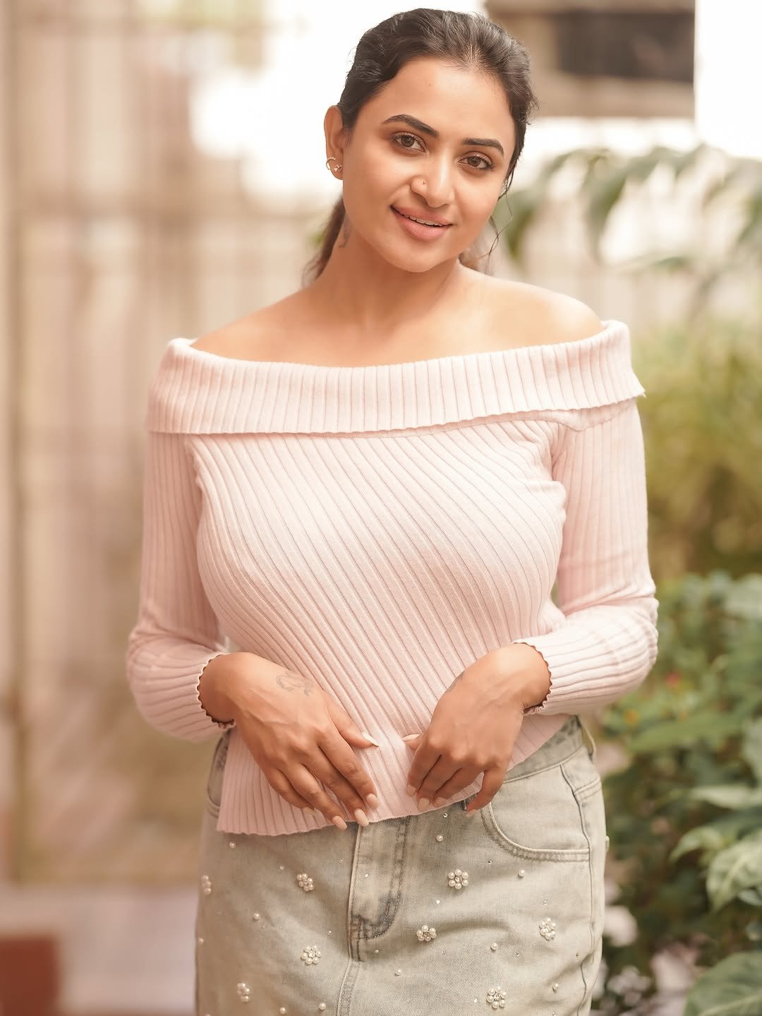 Janani Ashok Kumar in Elegant Off-Shoulder Pink Sweater (8)
