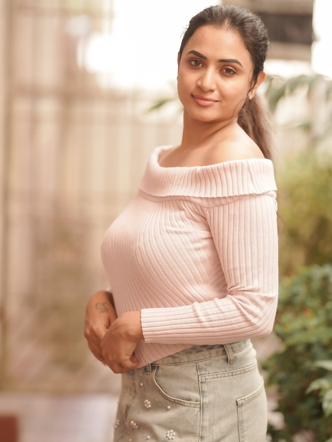 Janani Ashok Kumar in Elegant Off-Shoulder Pink Sweater (9)