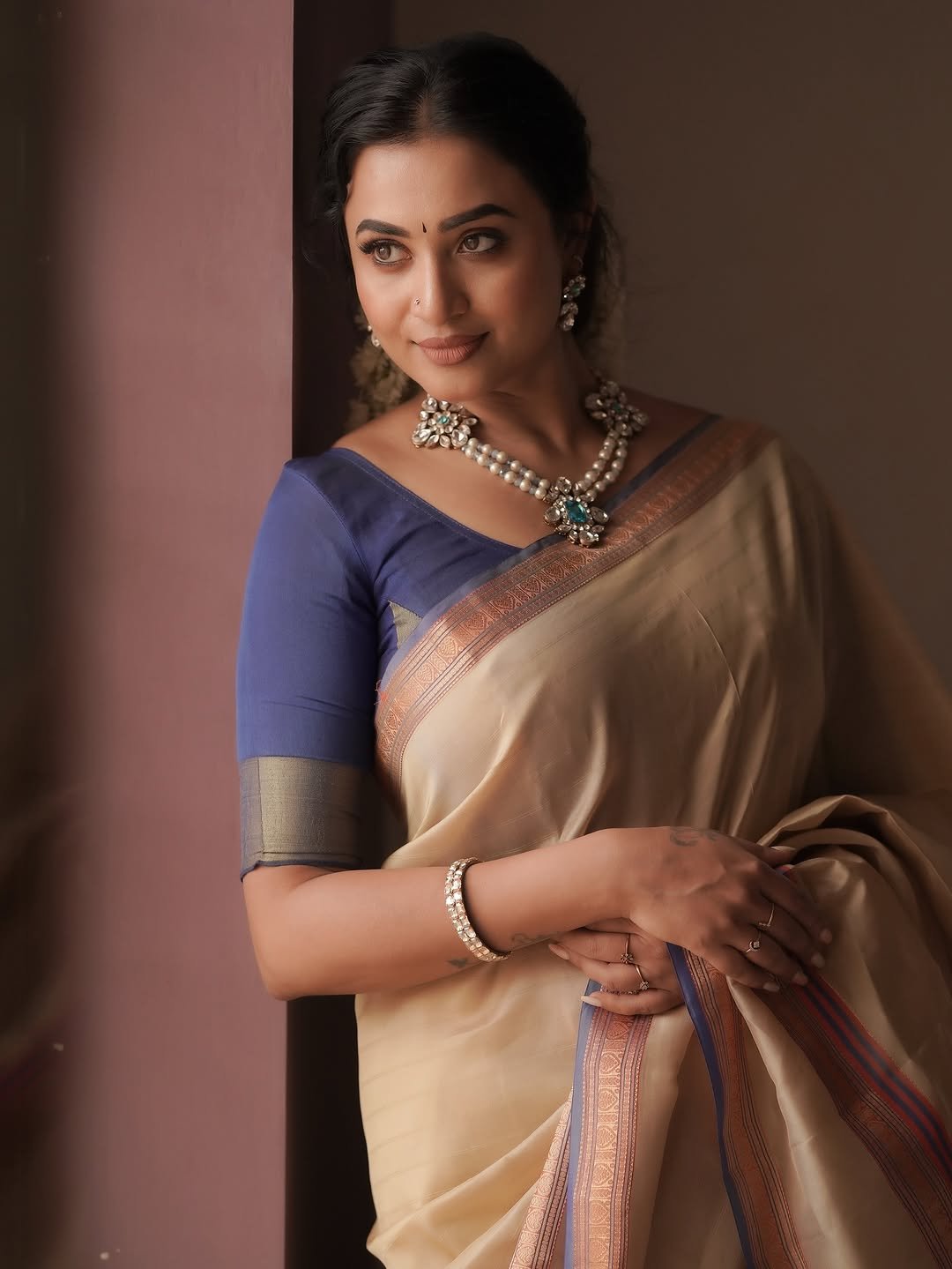Janani Ashok Kumar in Traditional Beige Silk Saree with Statement Jewelry (3)