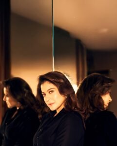 Kajol Elegant in Black Outfit with Statement Earrings (4)