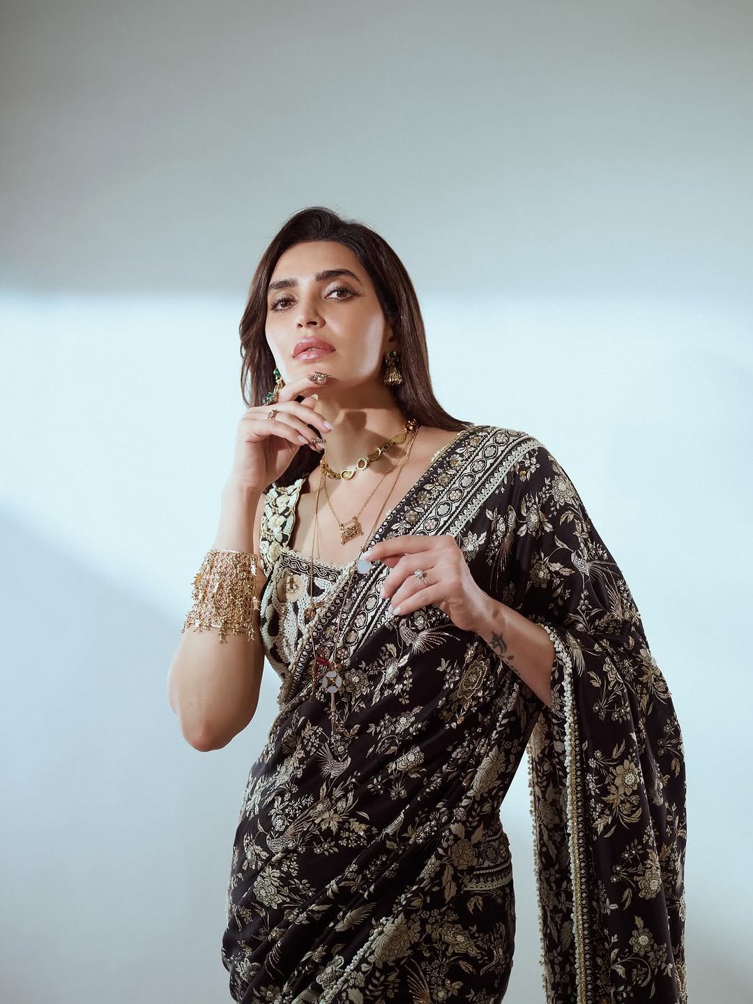 Karishma Tanna Graceful in Black Embroidered Saree Photos (1)