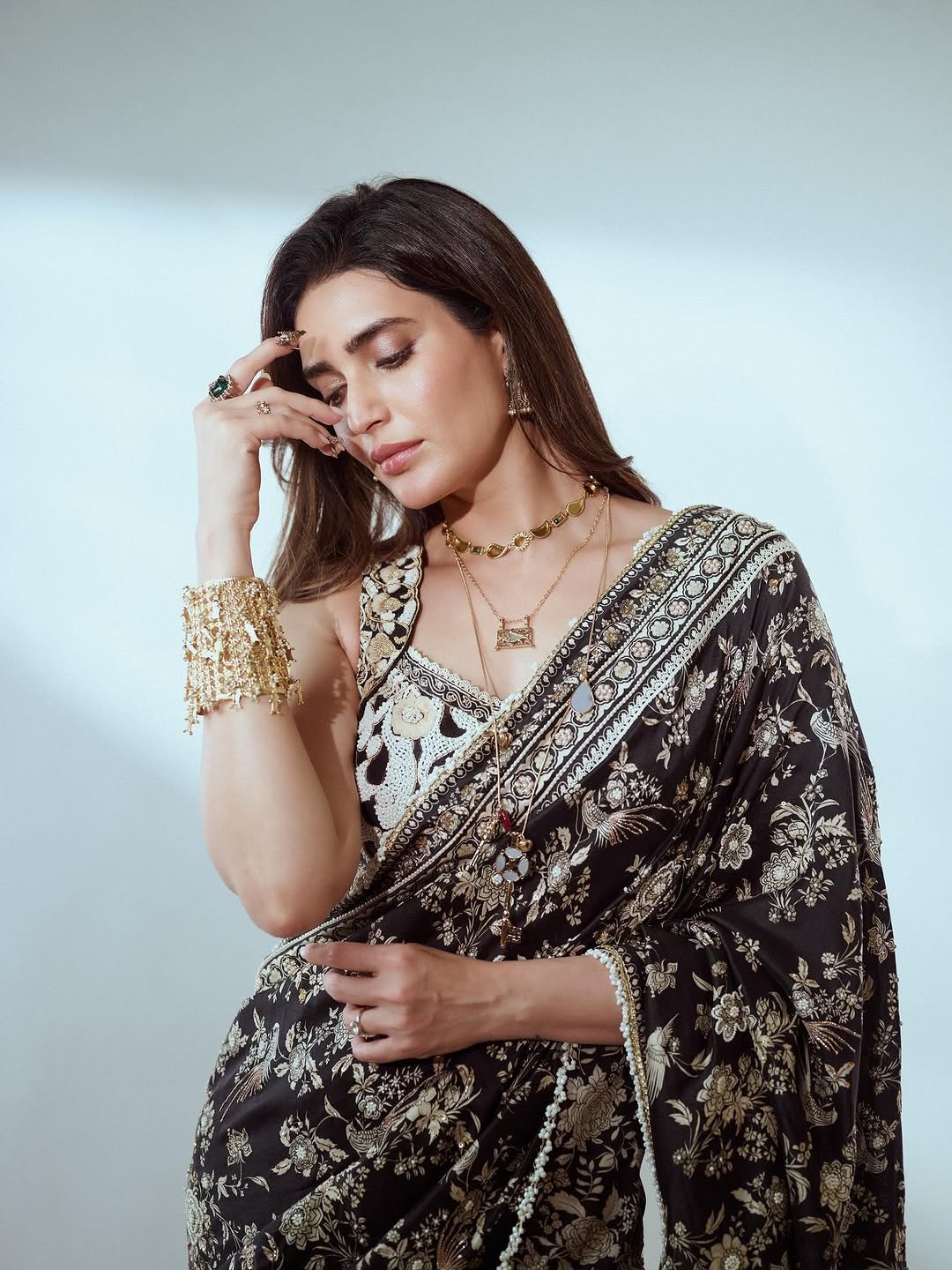 Karishma Tanna Graceful in Black Embroidered Saree Photos (11)