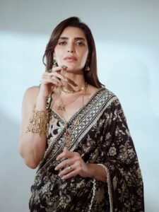 Karishma Tanna Graceful in Black Embroidered Saree Photos (12)