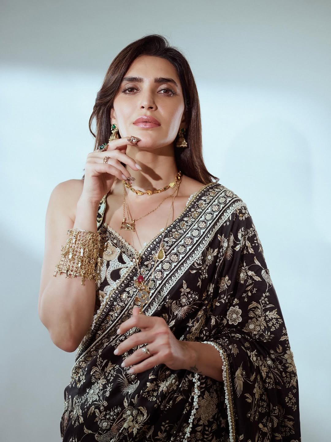 Karishma Tanna Graceful in Black Embroidered Saree Photos (12)