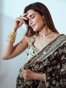Karishma Tanna Graceful in Black Embroidered Saree Photos (13)