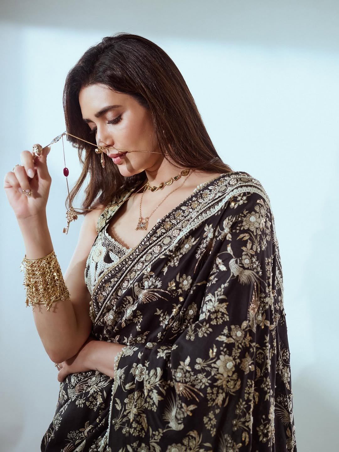 Karishma Tanna Graceful in Black Embroidered Saree Photos (16)