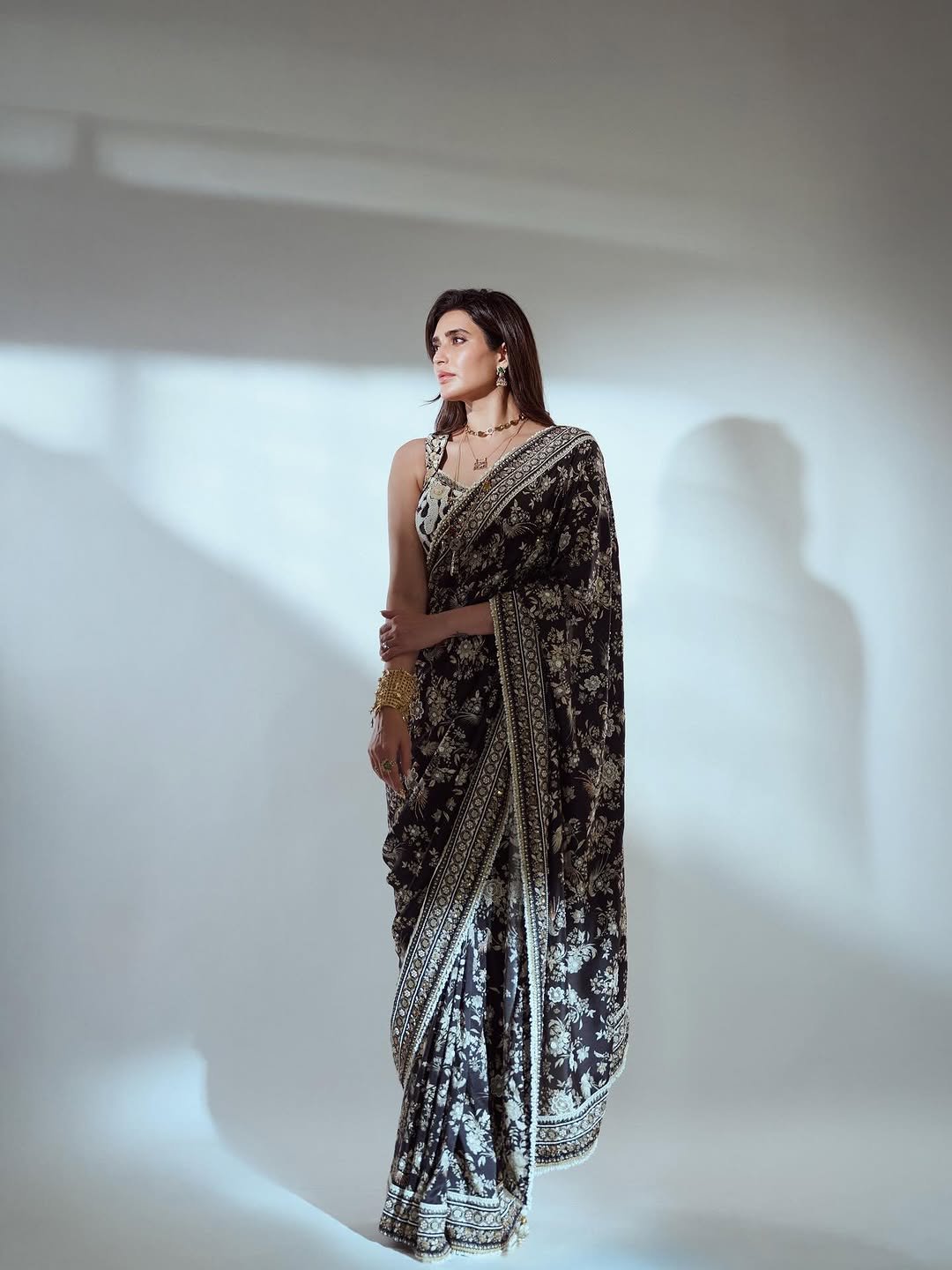 Karishma Tanna Graceful in Black Embroidered Saree Photos (17)