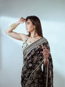 Karishma Tanna Graceful in Black Embroidered Saree Photos (18)