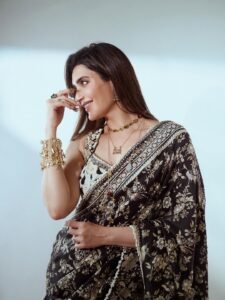 Karishma Tanna Graceful in Black Embroidered Saree Photos (19)