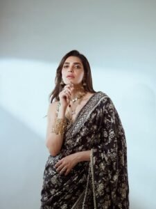 Karishma Tanna Graceful in Black Embroidered Saree Photos (2)