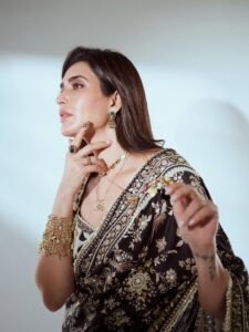 Karishma Tanna Graceful in Black Embroidered Saree Photos (20)