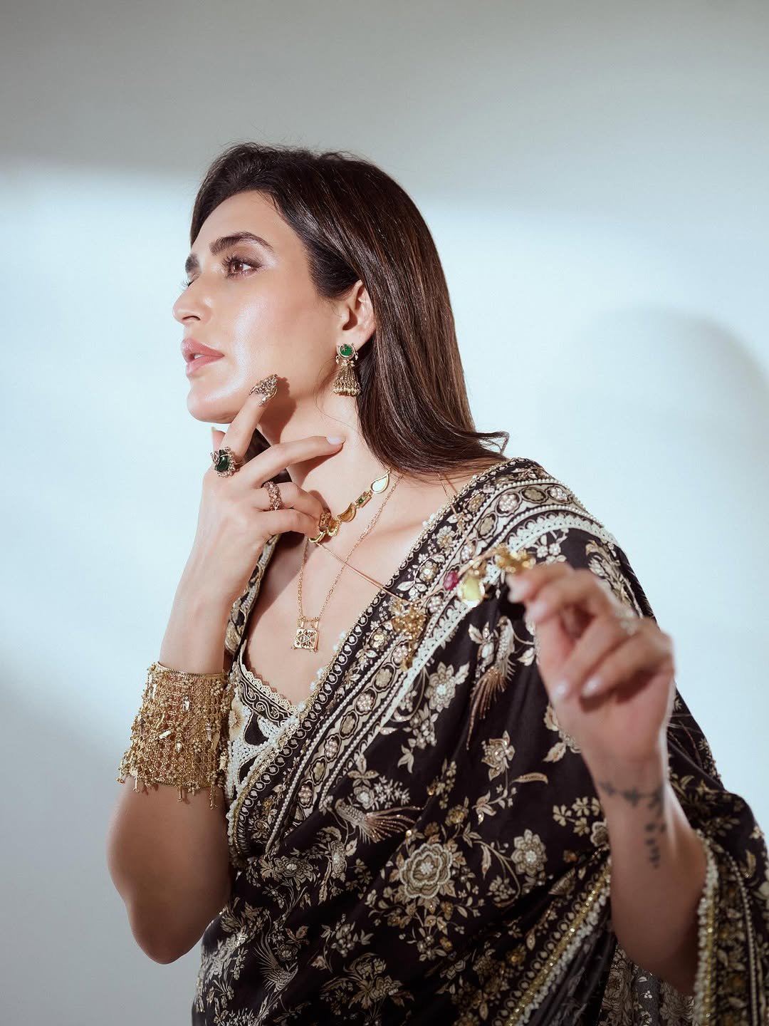 Karishma Tanna Graceful in Black Embroidered Saree Photos (20)