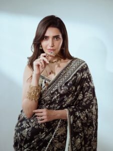 Karishma Tanna Graceful in Black Embroidered Saree Photos (3)