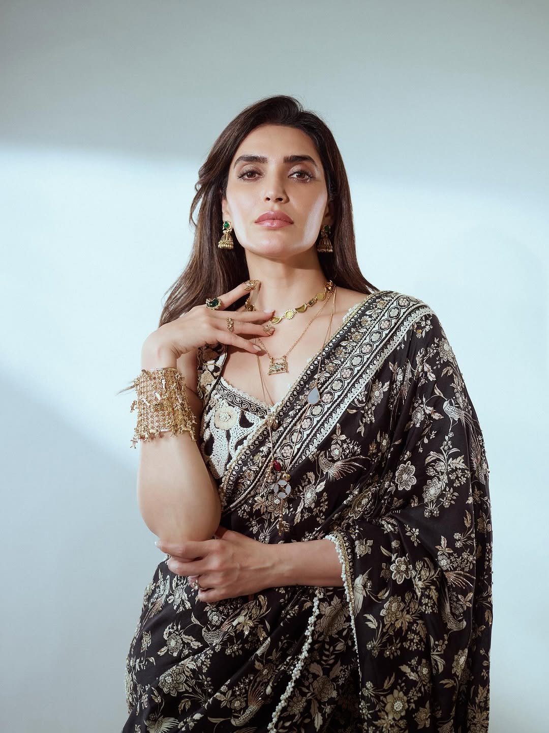 Karishma Tanna Graceful in Black Embroidered Saree Photos (4)