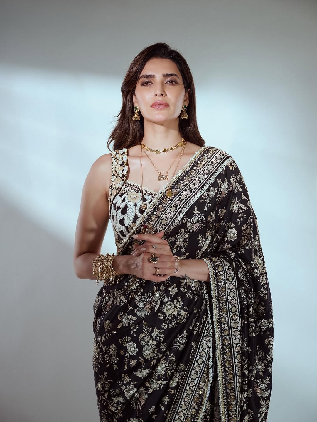 Karishma Tanna Graceful in Black Embroidered Saree Photos (5)