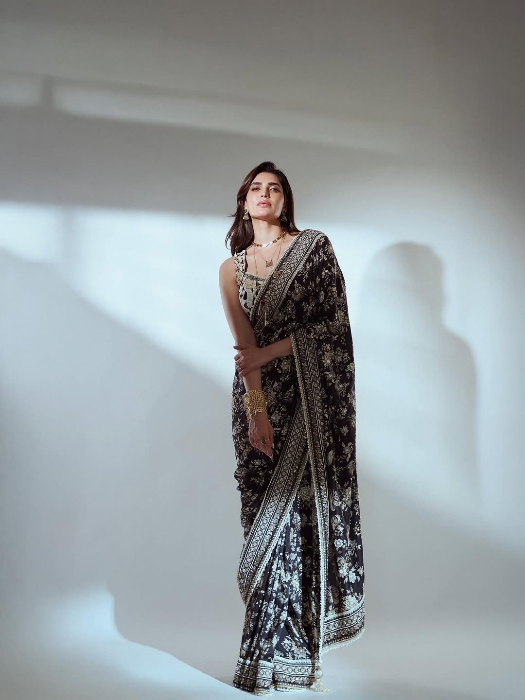 Karishma Tanna Graceful in Black Embroidered Saree Photos (7)