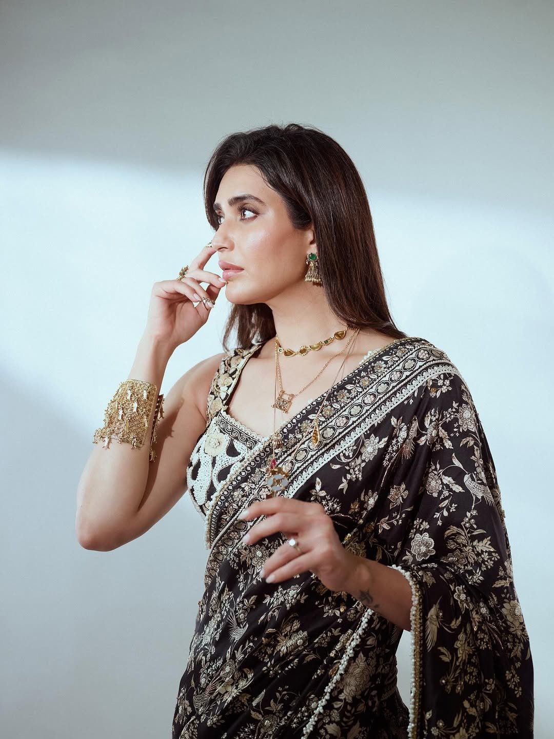 Karishma Tanna Graceful in Black Embroidered Saree Photos (8)