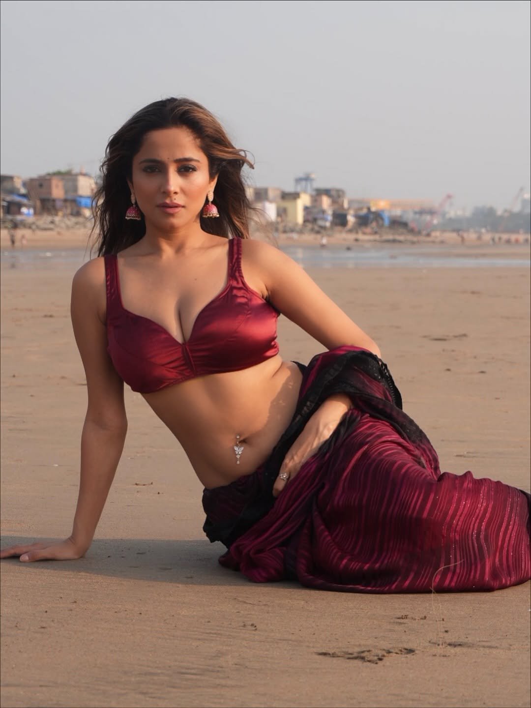 Kate Sharma Bold in Maroon Saree Navel Show (16)