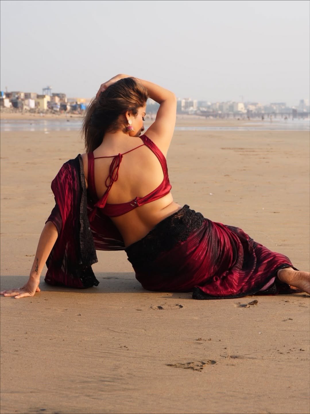 Kate Sharma Bold in Maroon Saree Navel Show (3)