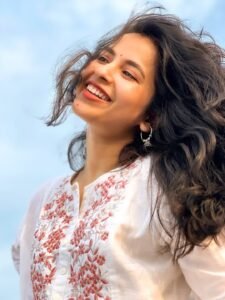 Komalee Prasad Beautiful Candid in Floral Kurti (1)