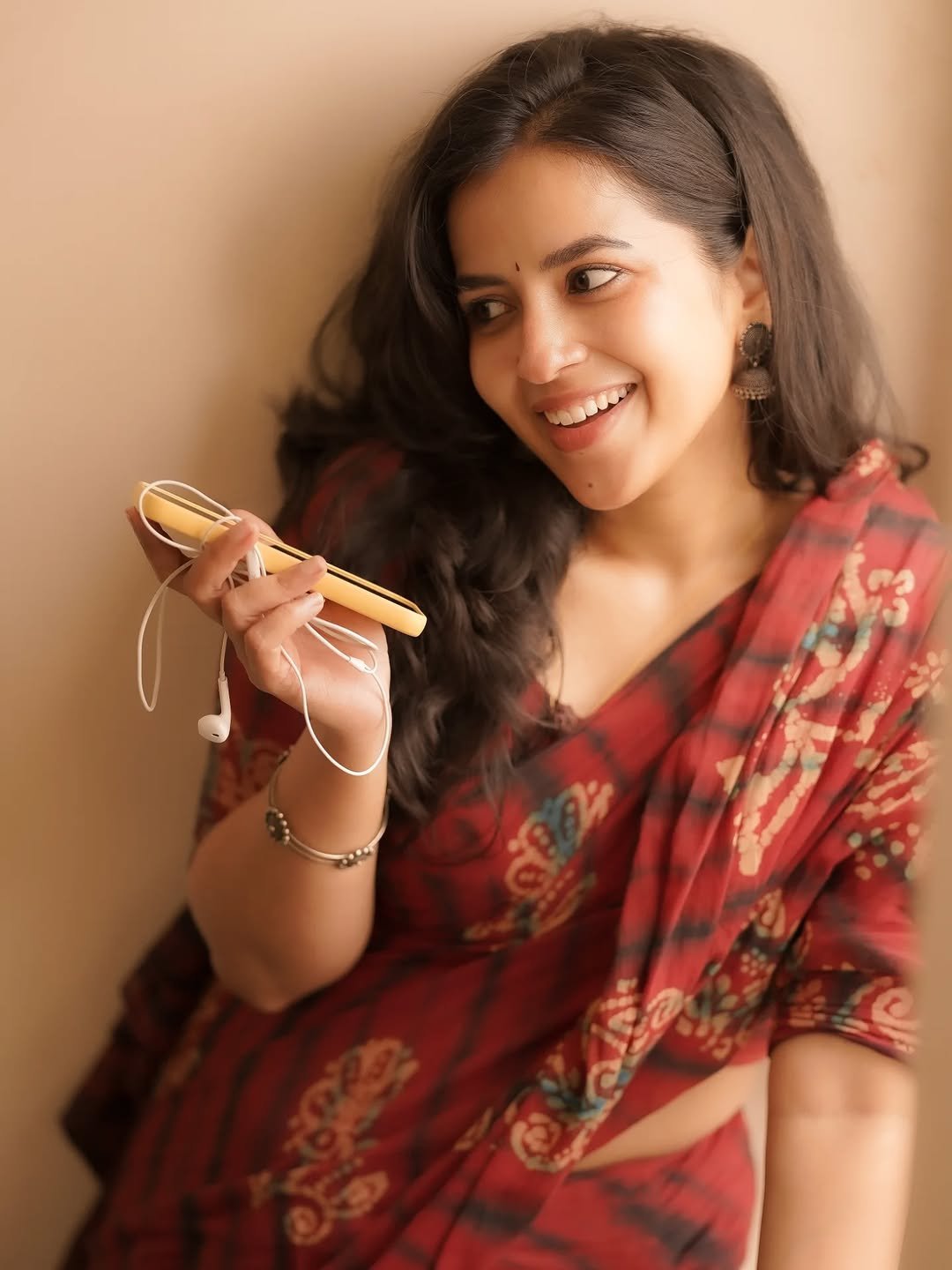 Komalee Prasad Radiant in Red Printed Saree (11)