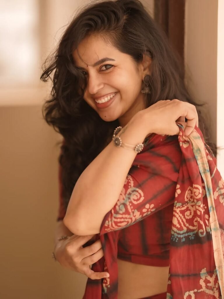 Komalee Prasad Radiant in Red Printed Saree (12)