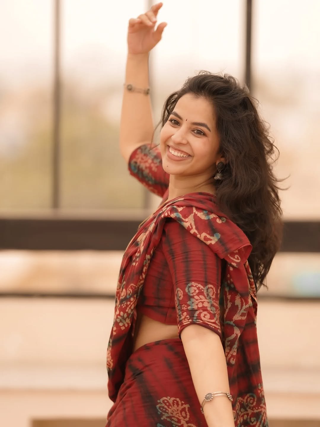 Komalee Prasad Radiant in Red Printed Saree (15)