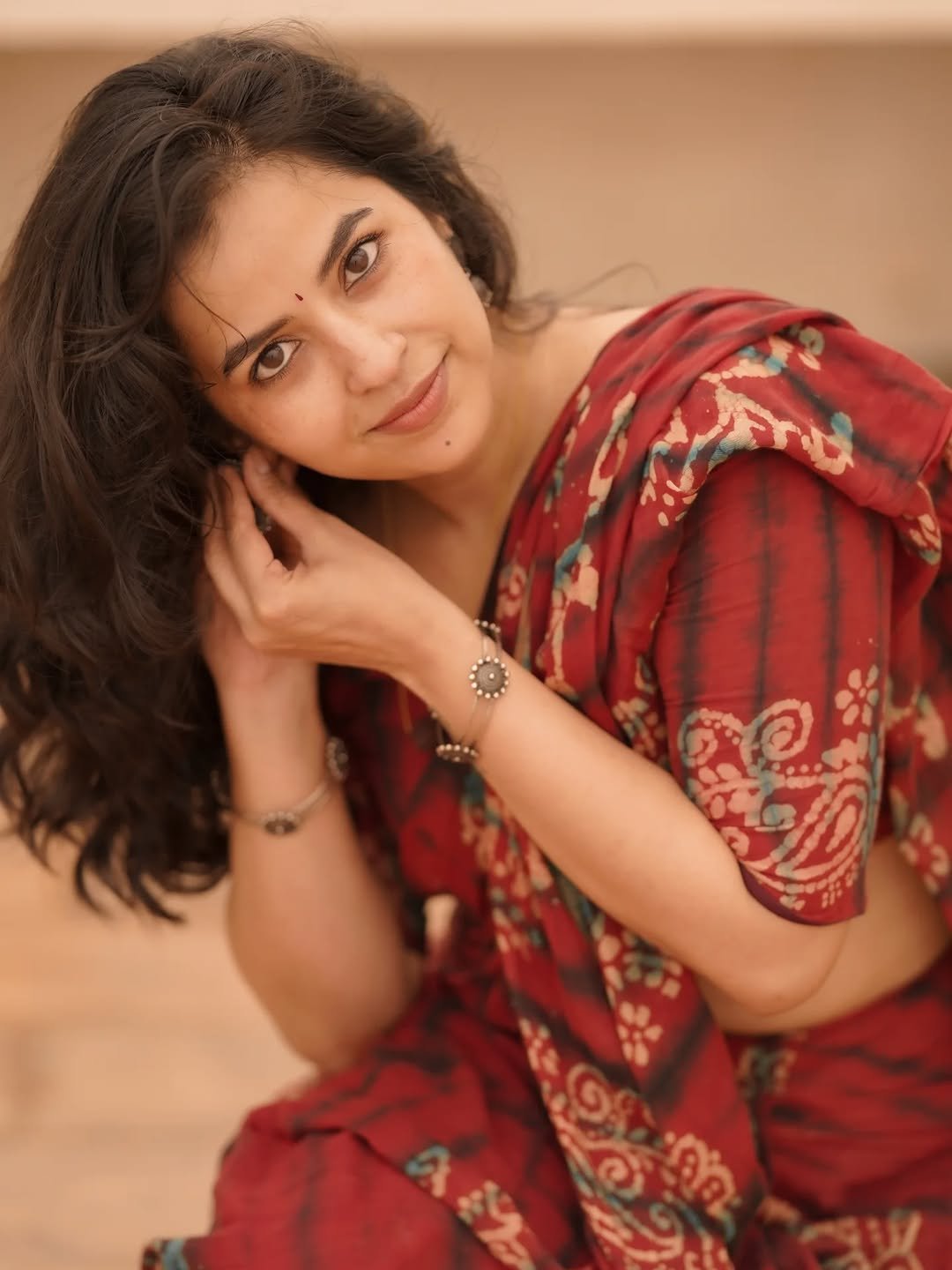 Komalee Prasad Radiant in Red Printed Saree (6)