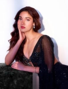 Medha Shankar Stunning in Black Shimmer Saree (1)