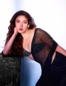 Medha Shankar Stunning in Black Shimmer Saree (7)