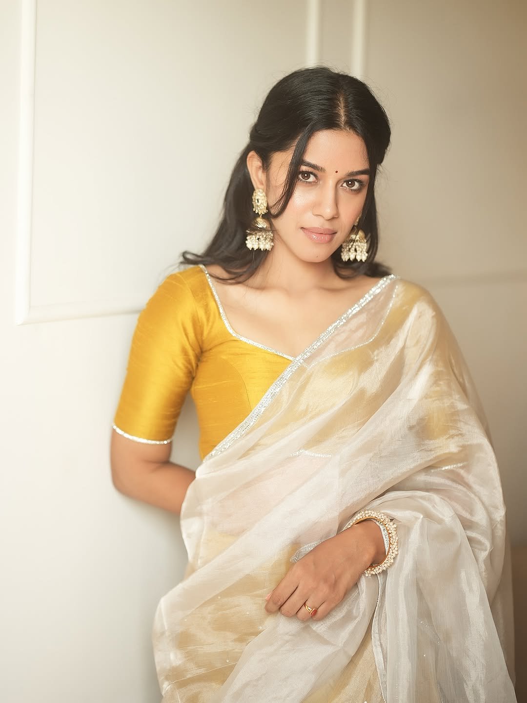 Mirnalini Ravi Elegant in Yellow Blouse and Sheer White Saree (1)