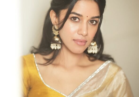 Mirnalini Ravi Elegant in Yellow Blouse and Sheer White Saree (5)