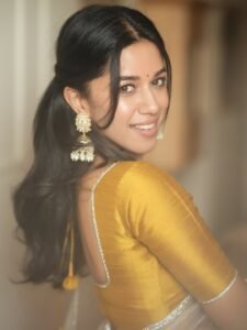 Mirnalini Ravi Elegant in Yellow Blouse and Sheer White Saree (9)