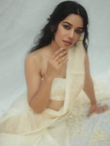 Mirnalini Ravi Ethereal in Ivory Saree with Dewy Makeup (1)