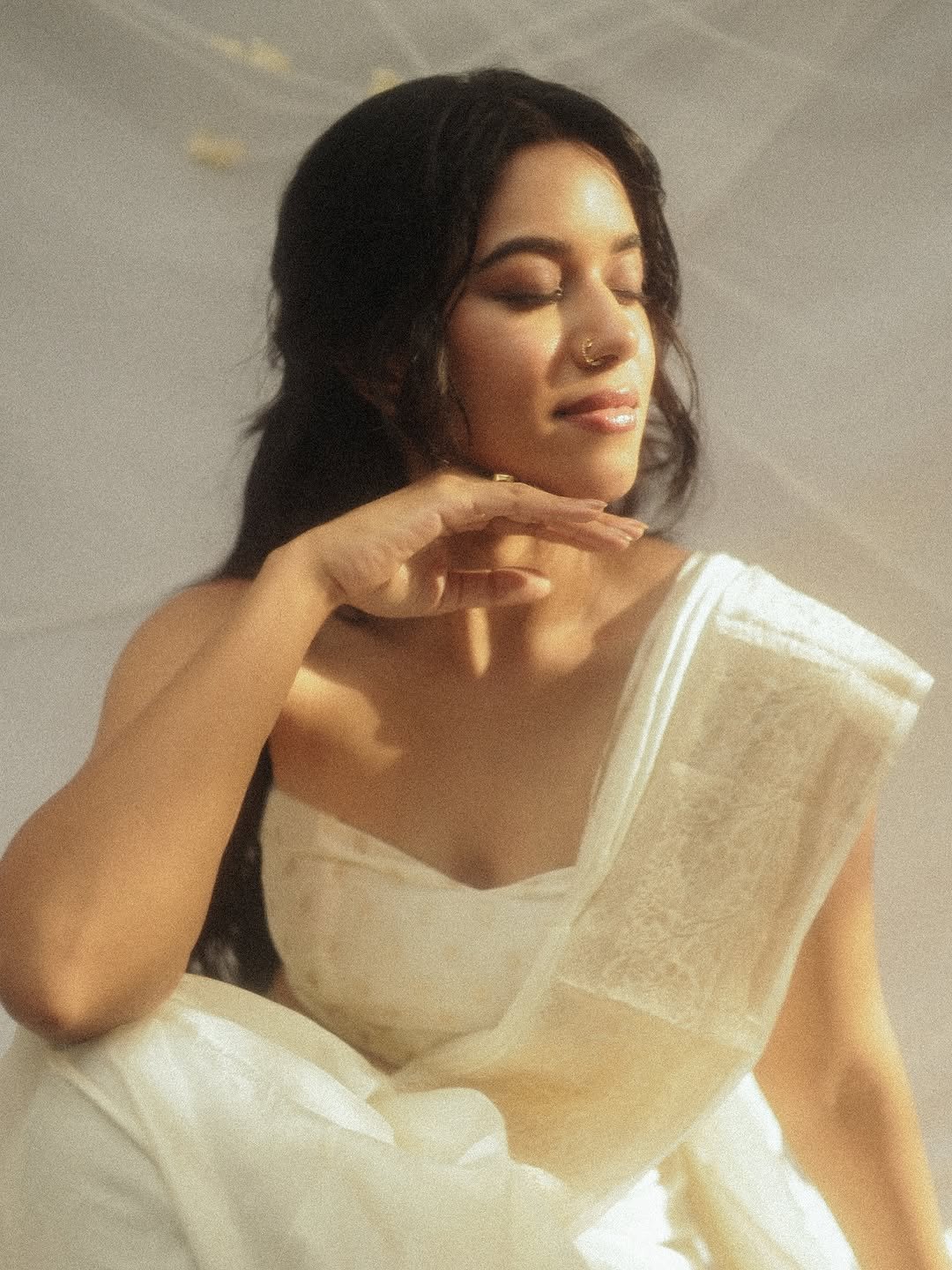 Mirnalini Ravi Ethereal in Ivory Saree with Dewy Makeup (11)