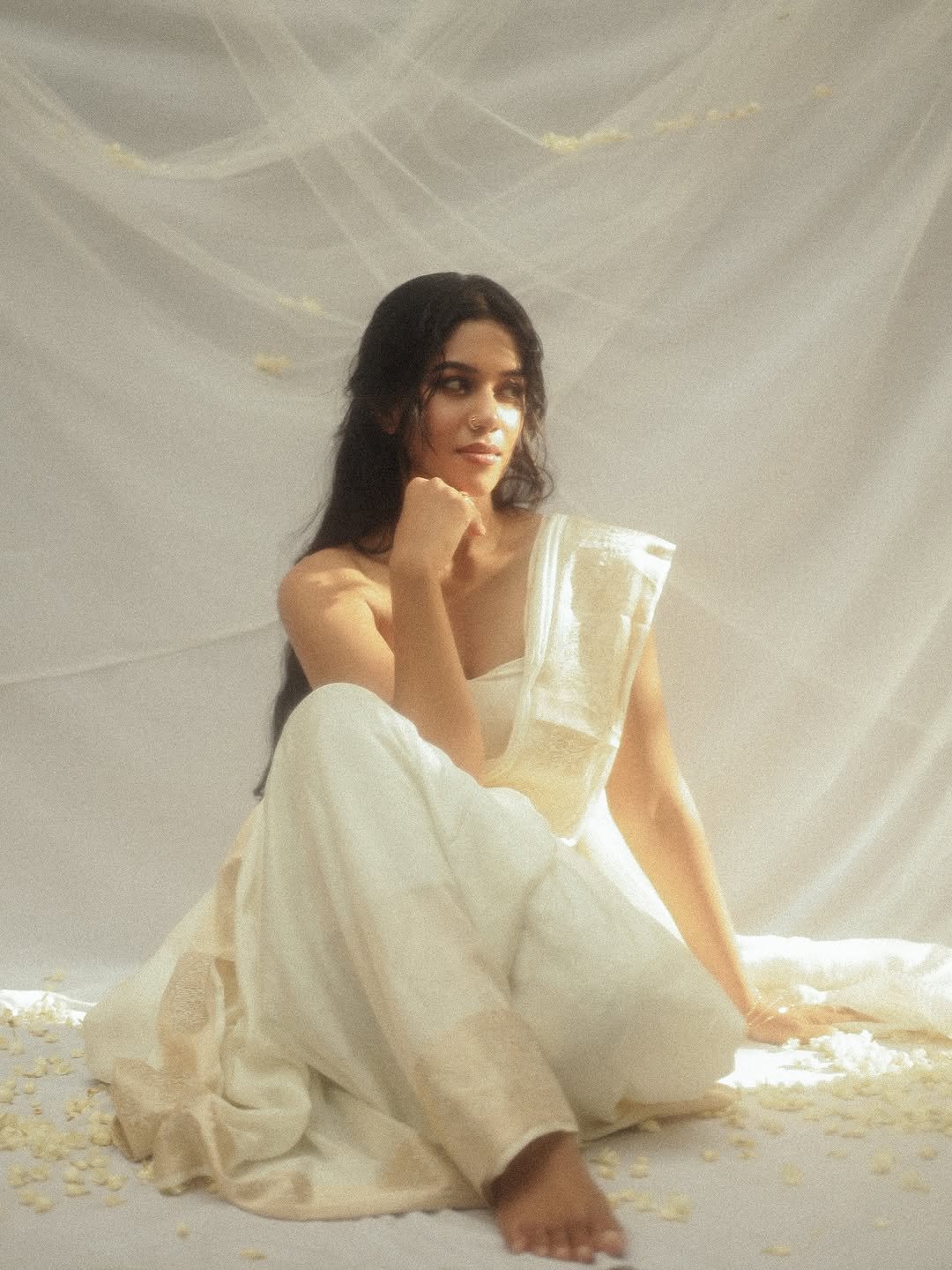 Mirnalini Ravi Ethereal in Ivory Saree with Dewy Makeup (13)