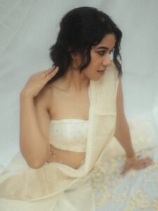 Mirnalini Ravi Ethereal in Ivory Saree with Dewy Makeup (2)